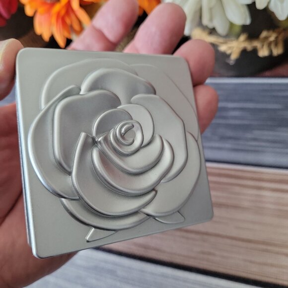 🌹Elegant Rose Blossom Compact Makeup Mirror Normal & Magnifying (Silver Color) - Picture 9 of 11